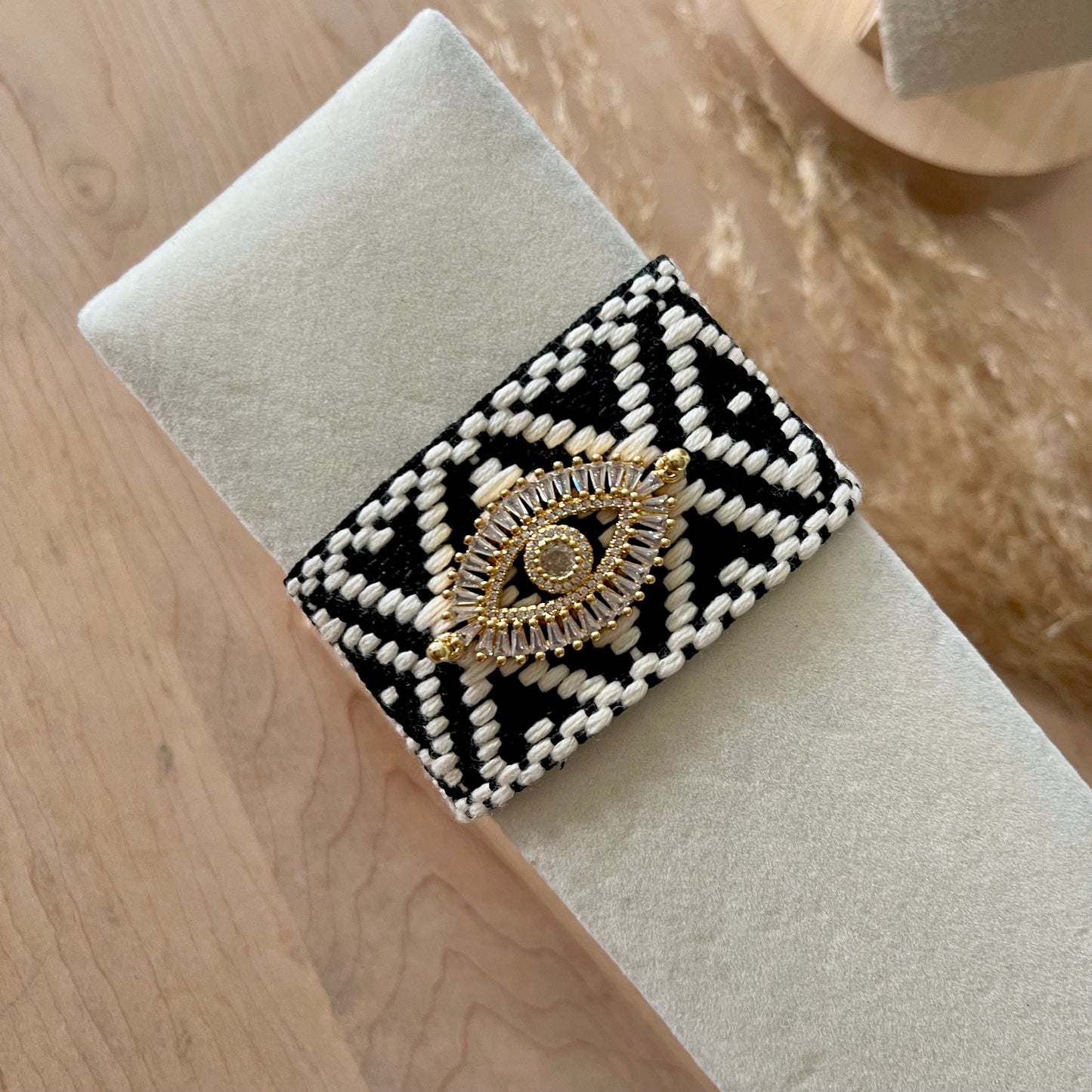 Bracelet braided eye